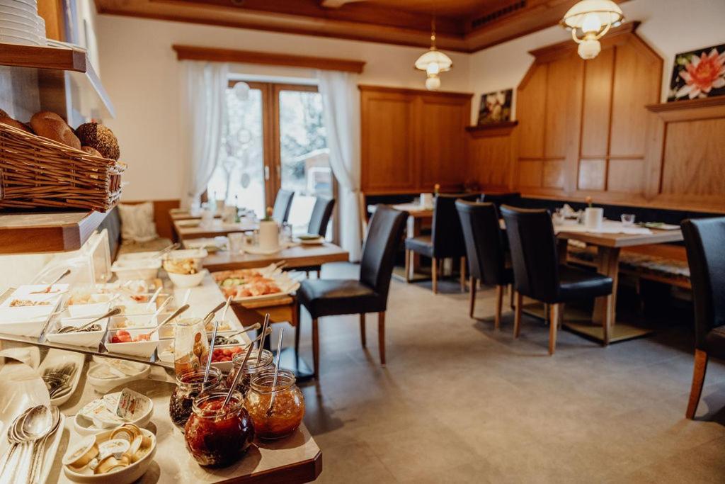 Dorfcafe Unken Hotelpension Swirtshaus Im Dorf ภายนอก รูปภาพ