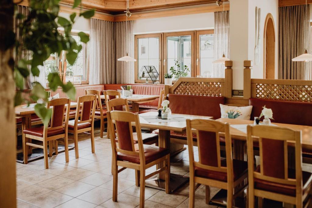 Dorfcafe Unken Hotelpension Swirtshaus Im Dorf ภายนอก รูปภาพ